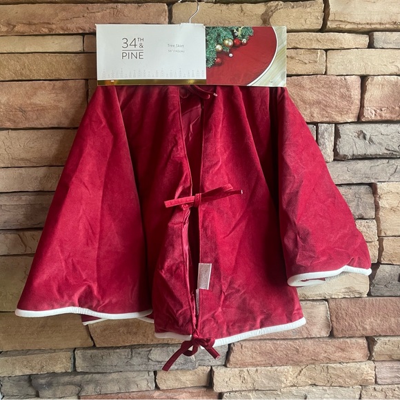 34th & Pine red white trim Christmas tree skirt NWT - Picture 3 of 10